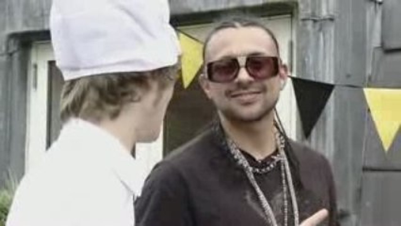 Sean Paul has a BBQ