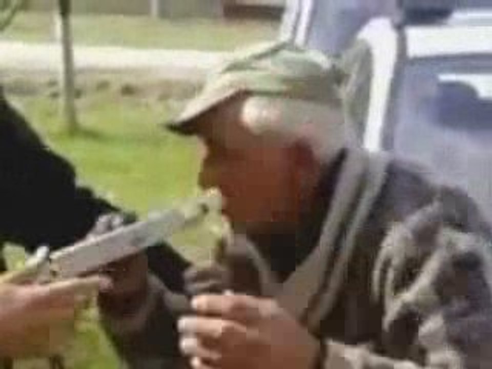 un vieu completement dechirer se fai controler, trop fort!