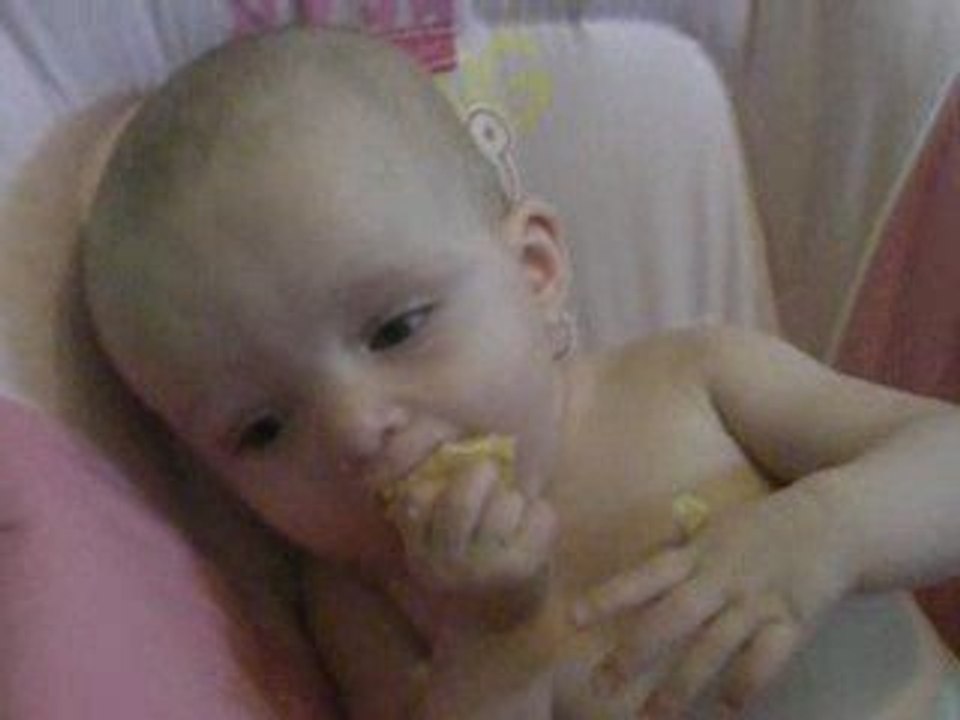 alizee mange son biscuit