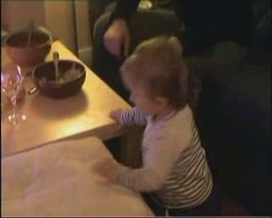 mattéo danse dans le salon