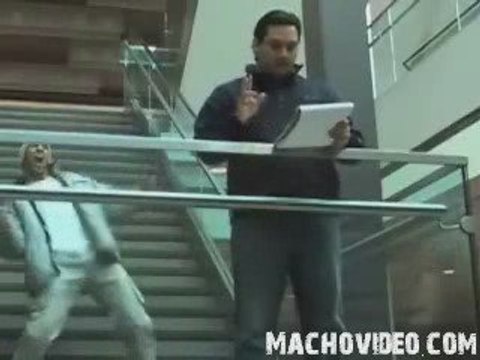 il fait son malin au debut mais la fin ..... aie aie aie