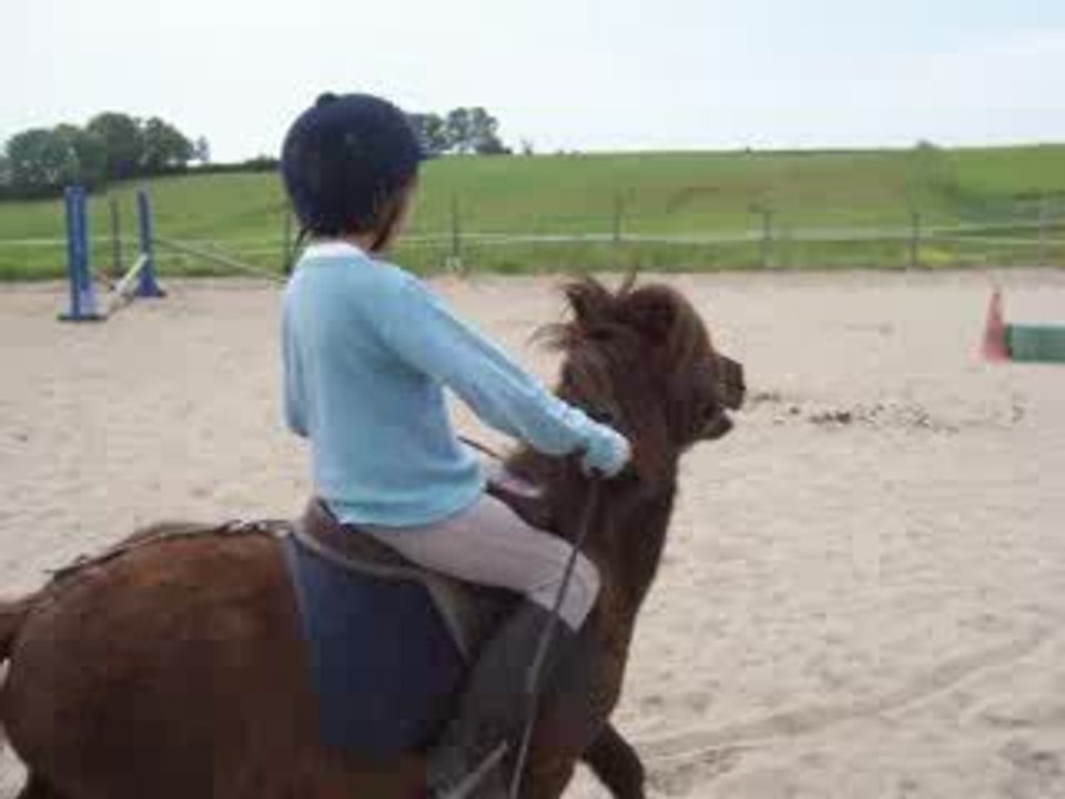 Justine fait du poney