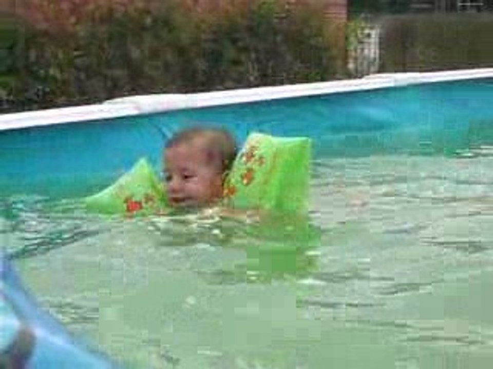 Kilian et Quentin dans la piscine