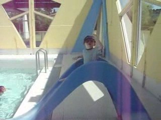 lukas a la piscine