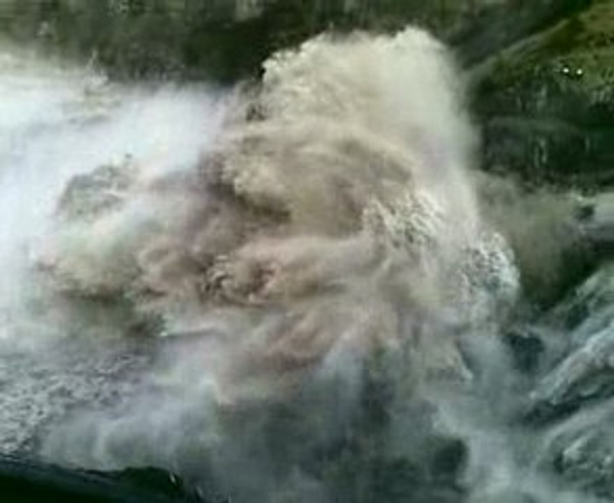 la loire en crue barrage grangent