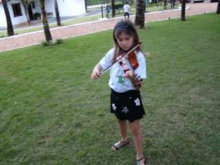 Bia tocando violino - em voo solo