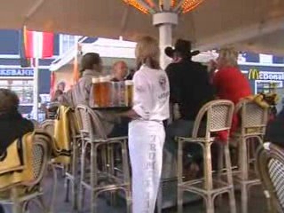 Two Bier biting a kick from Bad Ischl