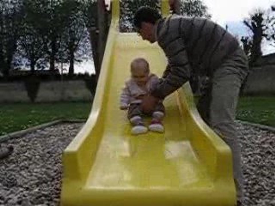 Clotilde fait du toboggan