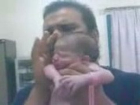 Adhan, et iqama a l'oreille du nouveau né