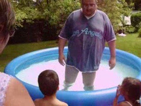 Malou et Nina dans la piscine de mamie