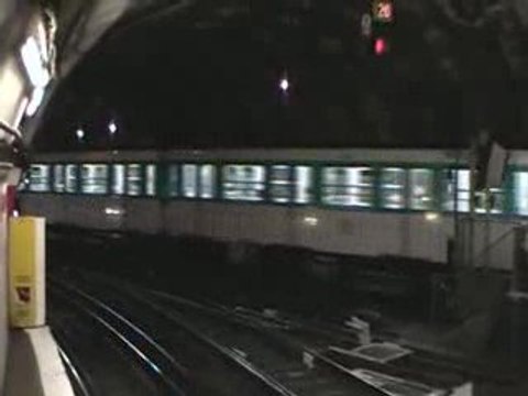 MF67 : Départ de la station Porte Dauphine sur la ligne 2 du métro parisien