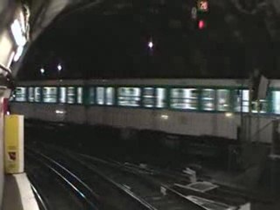 MF67 : Départ de la station Porte Dauphine sur la ligne 2 du métro parisien