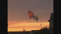 Kite surf danse avec les vagues