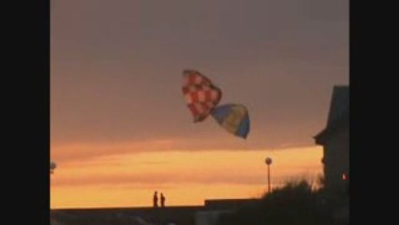 Kite surf danse avec les vagues