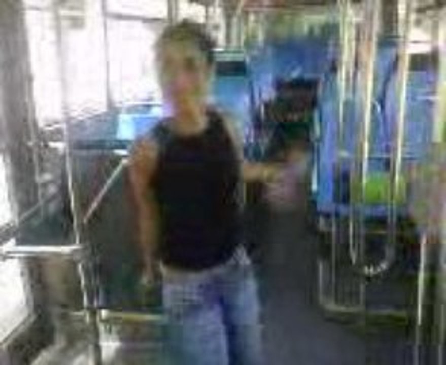 Sarah danse ds le bus (2)