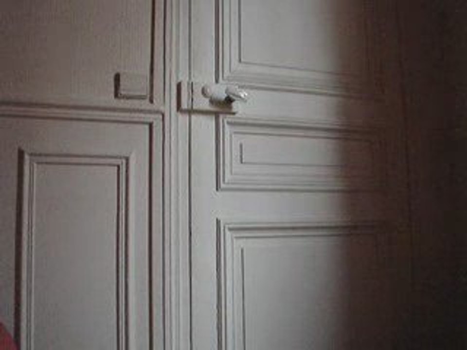 derriere la porte