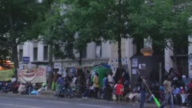 Sous les pavés, la maison brûle…