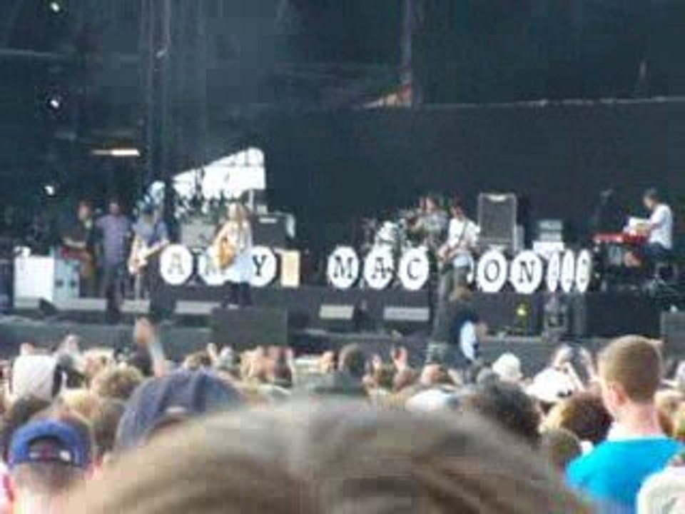 Live Amy Macdonald Main square arras 2009