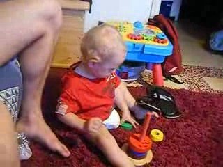 bébé val s'applaudit