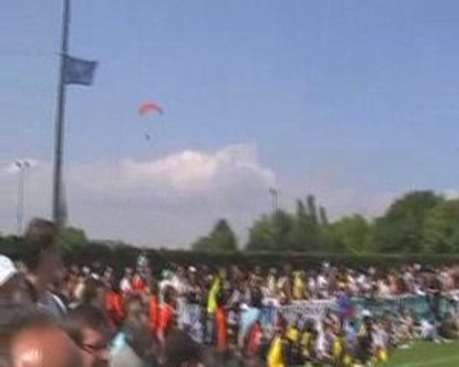 Mondial Pupilles Plomelin2009 Arrivée du ballon (paramoteur)