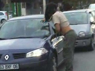 bel jeune fille au rond poin