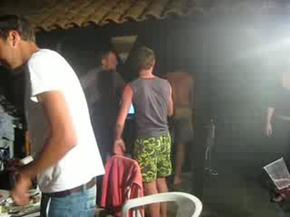 lacanau 6 ...Pierrot se bat avec un paquet de chips