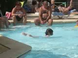 doudou saute dans la piscine