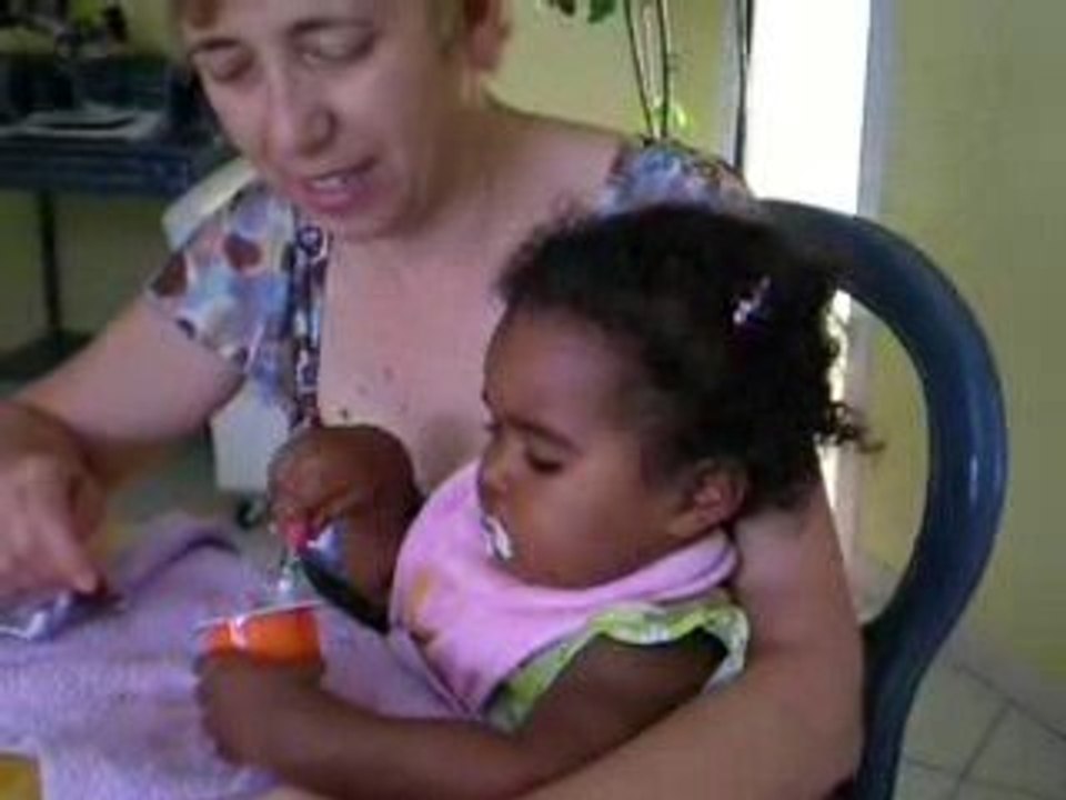 Luna mange toute seule !!!