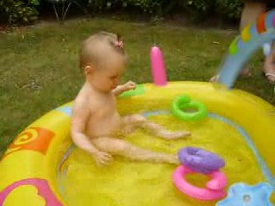 Luna dans la piscine