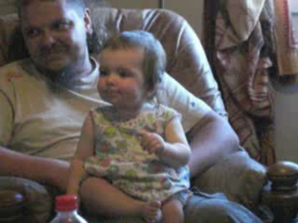 Eden danse avec son Papa!