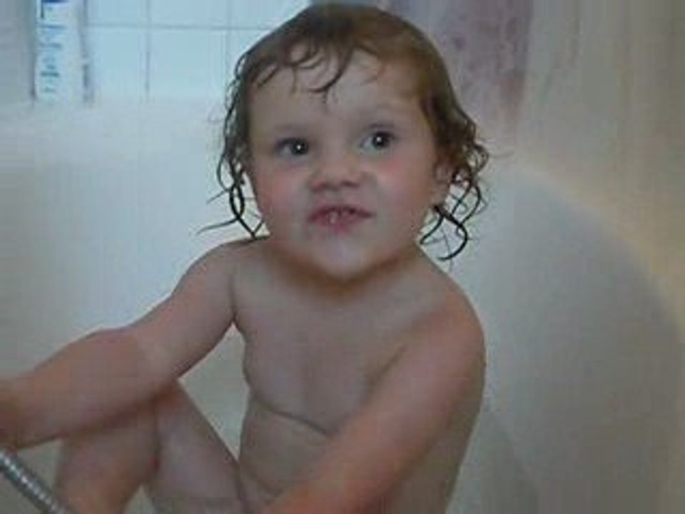 louise chante dans son bain