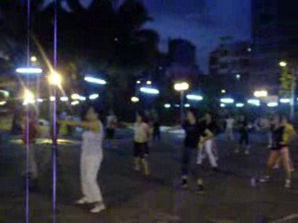 Gymnastique à Saïgon le soir