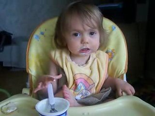 Marie mange et parle