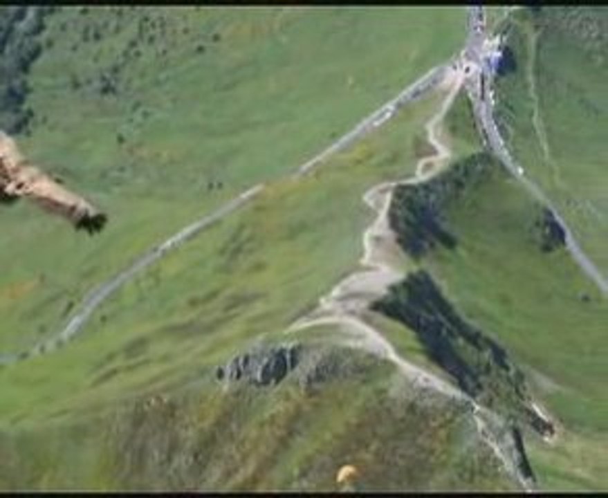 Cantal: vol en parapente avec les vautours sur le Puy Mary