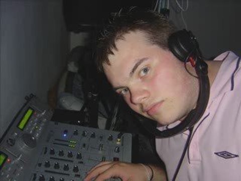 Dj Danidjy moi même AU PLATINE A FUN RADIO 04/07/2009