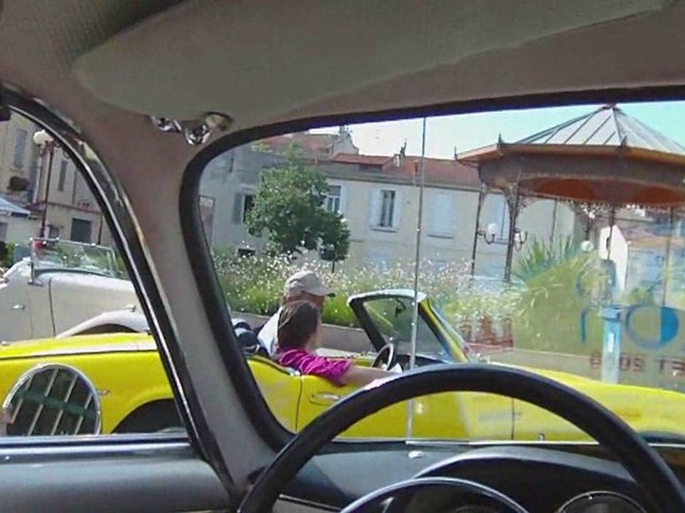 A Salon, un "Rétro Salon" avec d'élégantes vieilles autos...