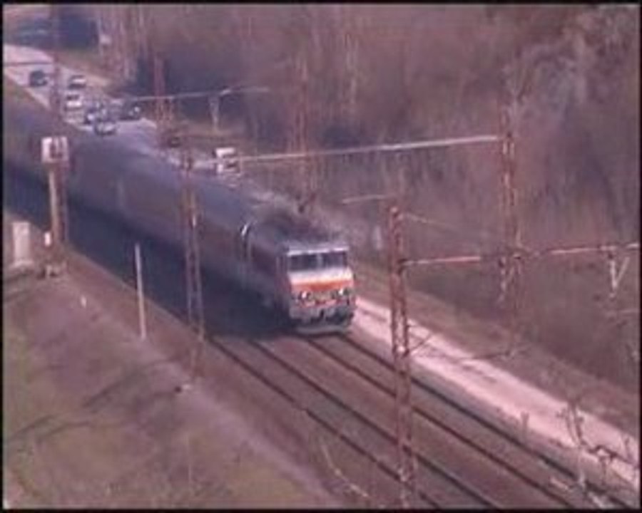 Une BB 22200 entre en gare de Virieu-le-Grand