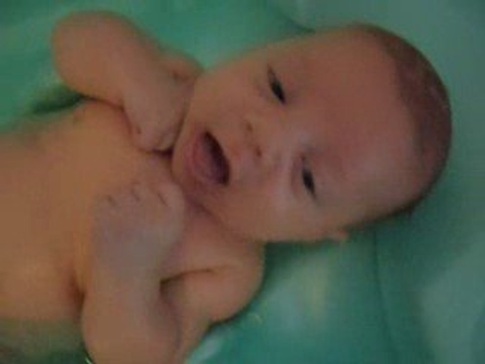 Nathan (1 mois 1/2) au bain