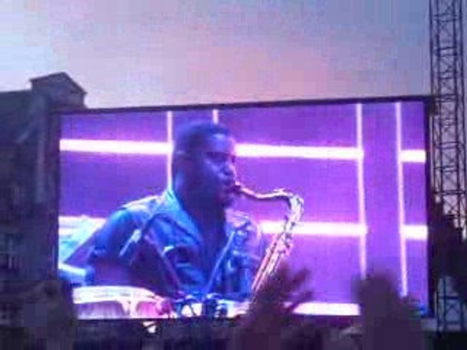 Main Square arras 2009 Lenny qui chante pour Michael