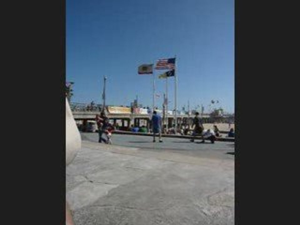 Un mec qui danse sur la plage