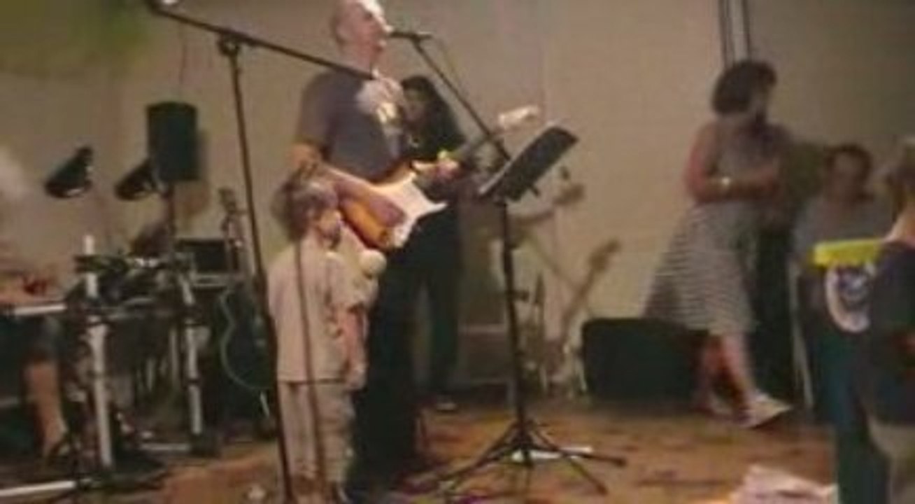 Les petits poissons dans l'eau