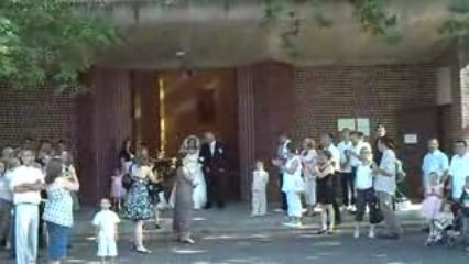 Lacher de pigeon à la sortie de l'Eglise