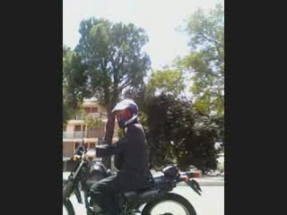 un motard rigolo en tenue de travail