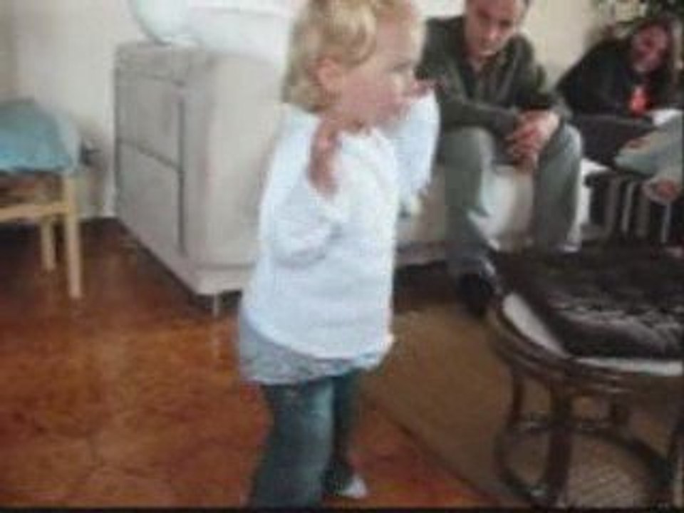 Cléa fait du karaté et le clown