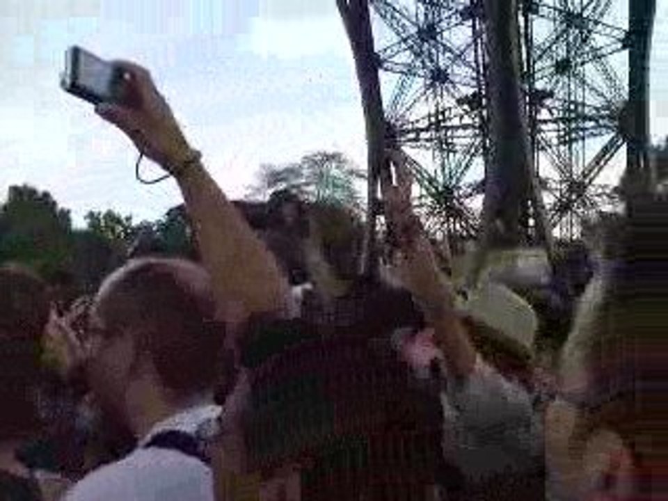 Fans de Michael sous la Tour Effeil le 28-6-09