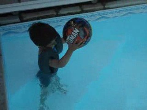 Lucas dans la piscine