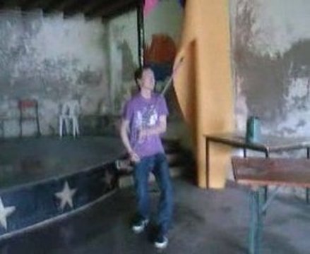 Séance de airguitare avec balais XD