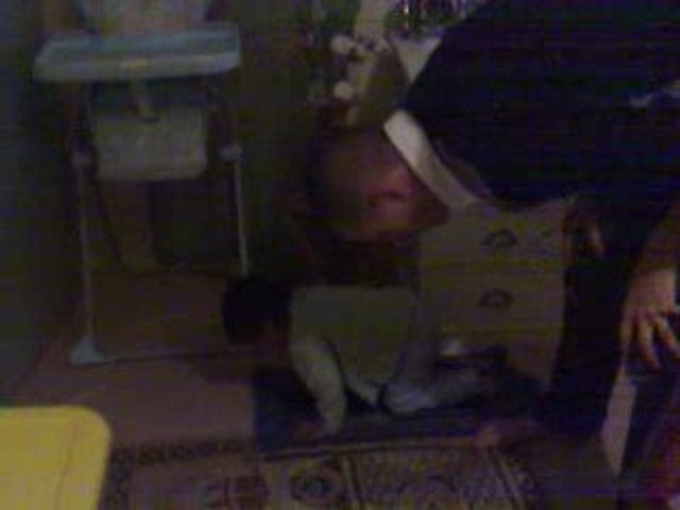 Aissa 2 ans et papa francais converti islam en pleine priere