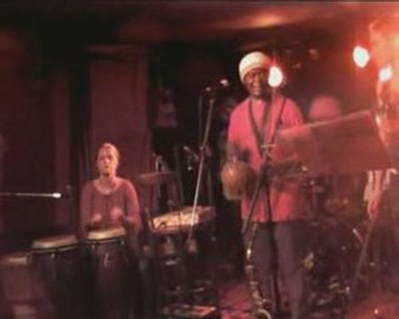 Isabelle Guidon percussionniste avec roger kom