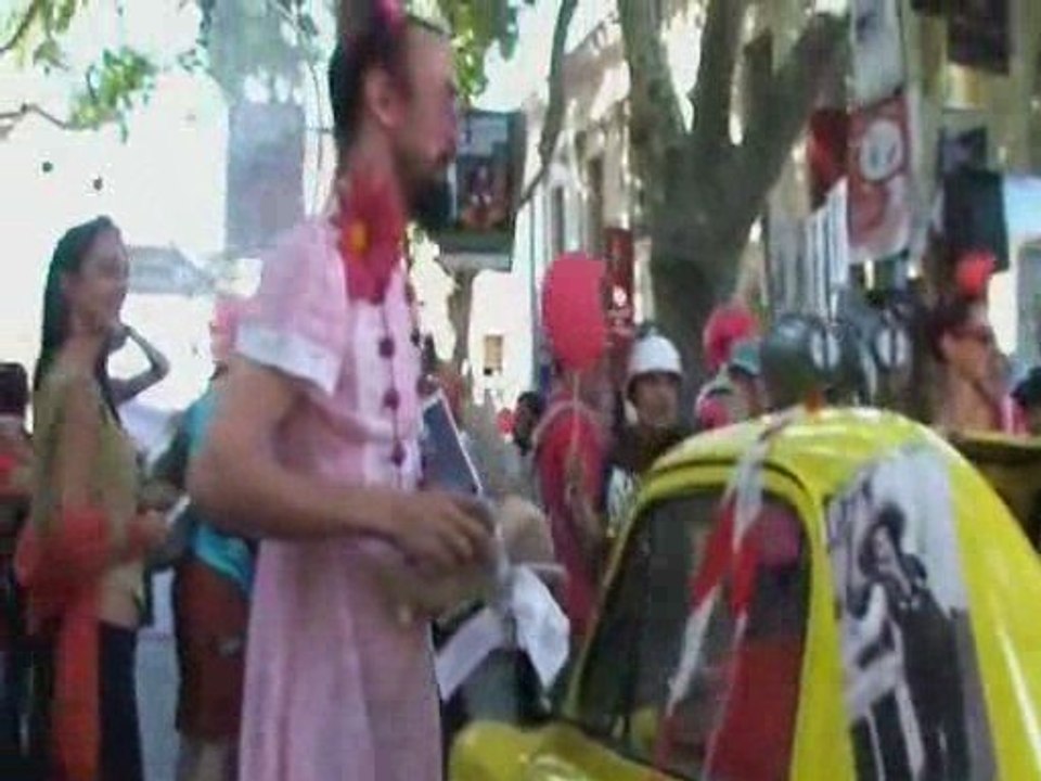 Avignon OFF 09 La parade & filles pieds nus...